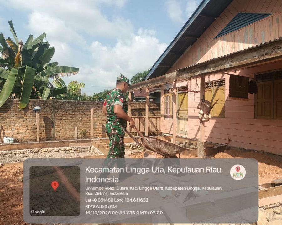Wujud Kemanunggalan TNI-Rakyat, Babinsa Pancur Bantu Warga Renovasi Rumah di Lingga Utara