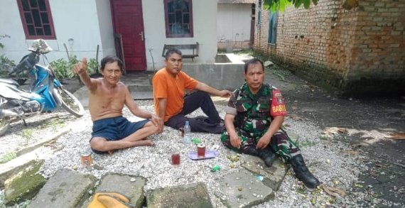Wujud Kemanunggalan TNI-Rakyat, Babinsa Industri Tenayan Gotong Royong Perbaiki Jalan Lingkungan