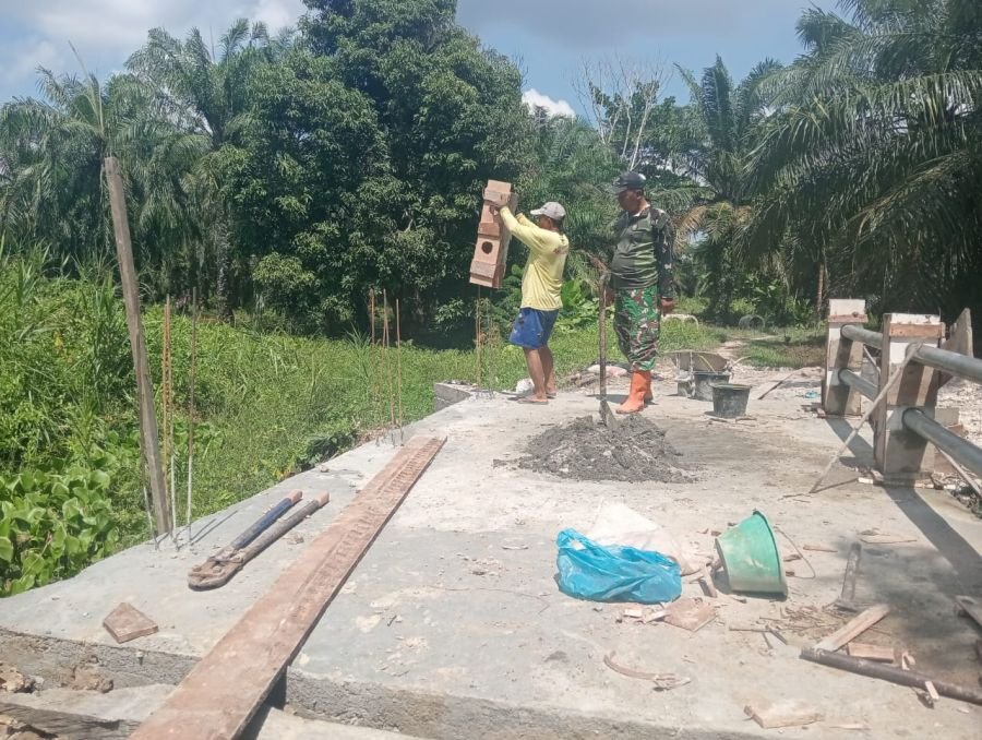 Wujud Kemanunggalan TNI-Rakyat, Serka Agus Trio dan Warga Kebut Pembangunan Jembatan Garuda