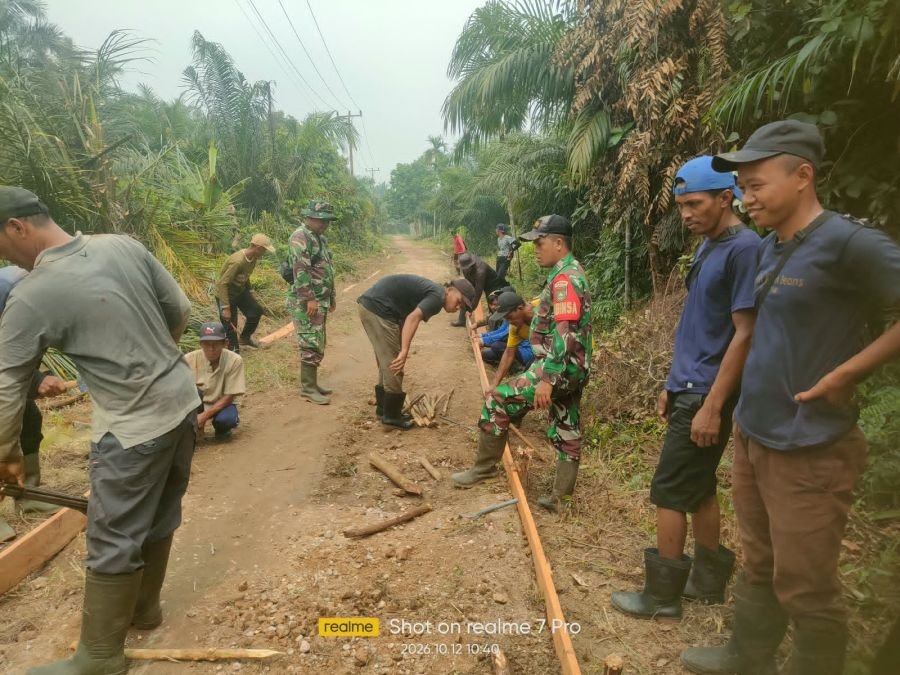 Wujud Kemanunggalan TNI-Rakyat,Koramil 02/TM Bersama Warga Karya Bhakti Pengecoran Jalan Lintas Enok