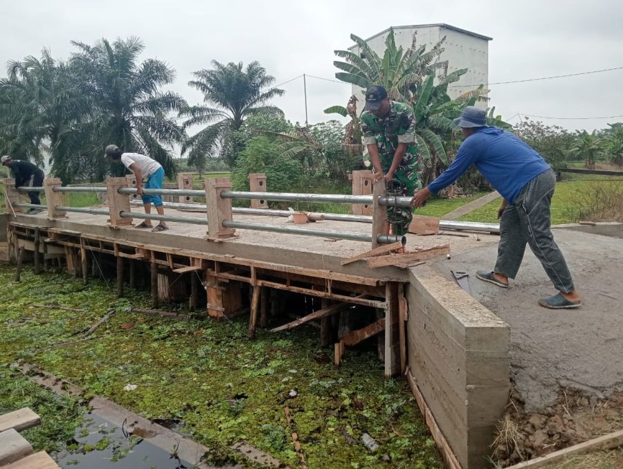 Wujud Kemanunggalan TNI-Rakyat,Serka Agus Trio Pimpin Pembangunan Jembatan Garuda Pekaitan Capai 70%