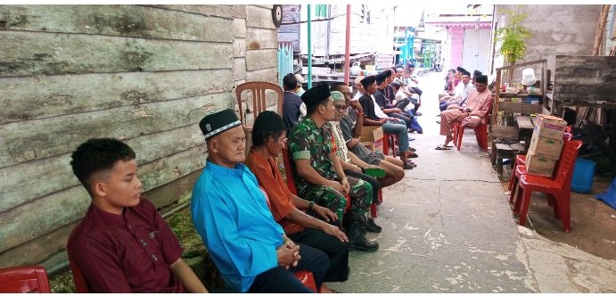 Wujud Kepedulian, Babinsa Hadiri Takziah di Desa Kampung Hilir