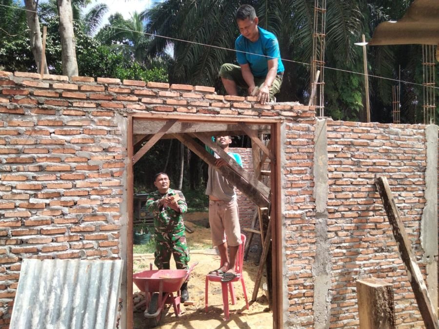 Wujud Kepedulian, Babinsa Koramil 05/Rimba Melintang Gotong Royong Bangun Rumah Warga Pematang Botam