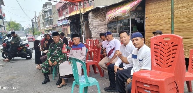 Wujud Kepedulian, Babinsa Koramil 02/Kota Melayat ke Rumah Duka Ketua RT Kota Baru