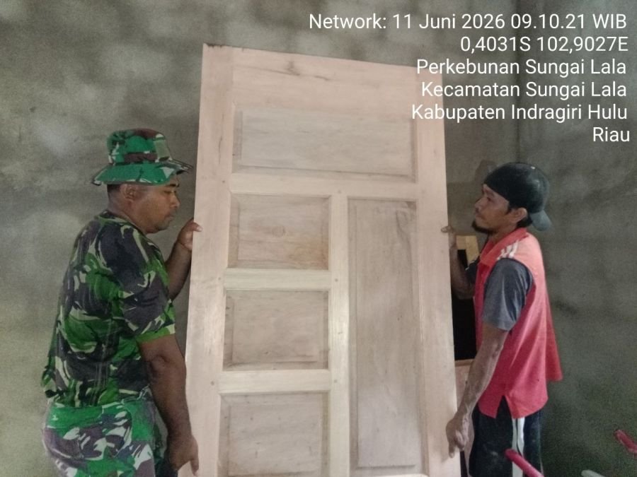 Wujud Kepedulian, Babinsa Koramil 04/PP Bantu Warga Membangun Rumah di Desa Perkebunan Sungai Lala