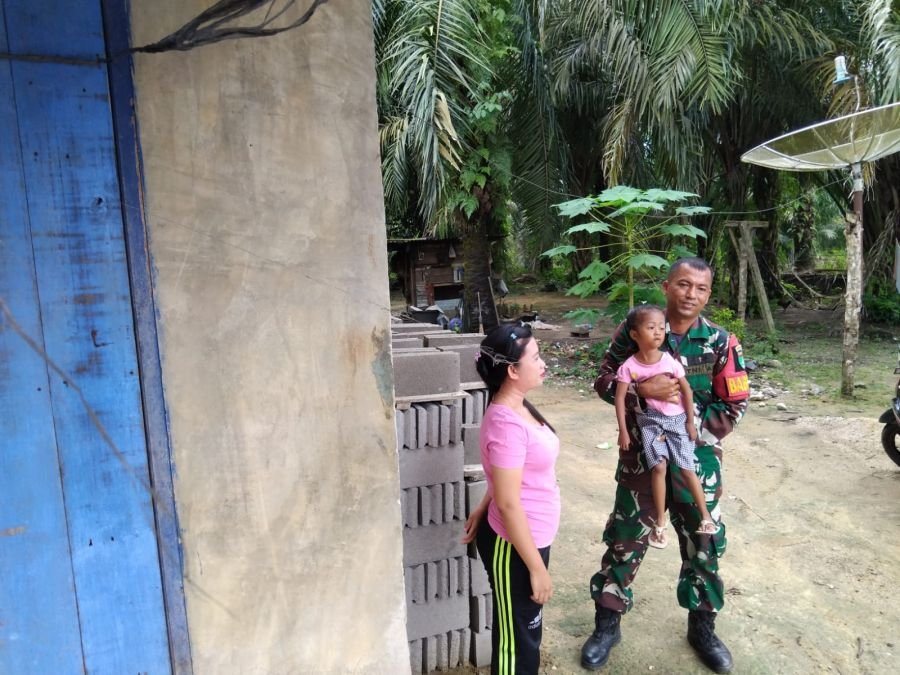 Wujud Kepedulian, Babinsa Koramil 05/Rimba melintang pantau Langsung Kondisi Anak Stunting