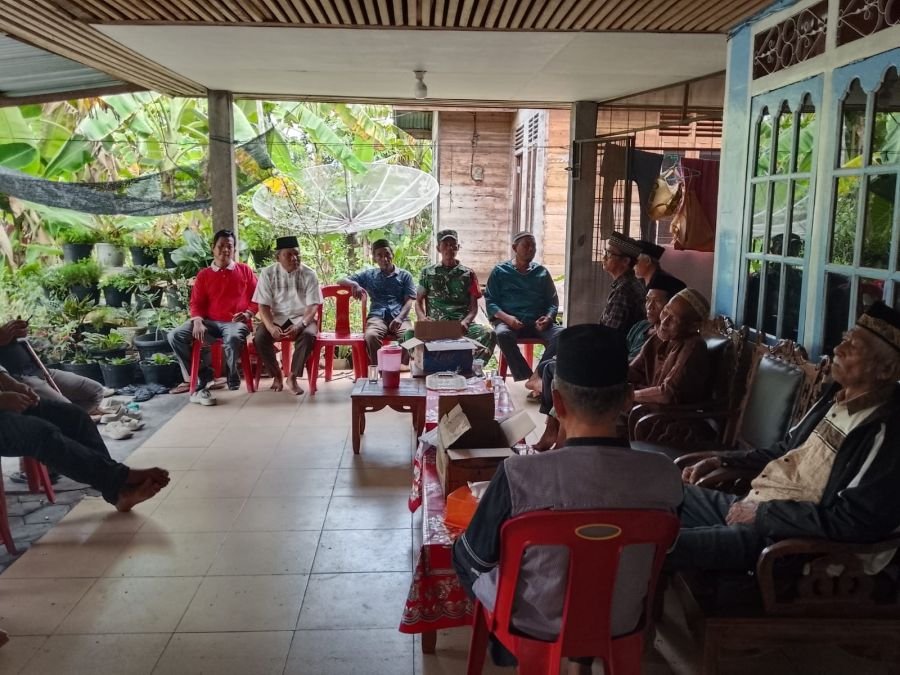 Wujud Kepedulian, Babinsa Koramil 01/Bangko Melayat ke Rumah Duka Janda Veteran di Bagan Barat