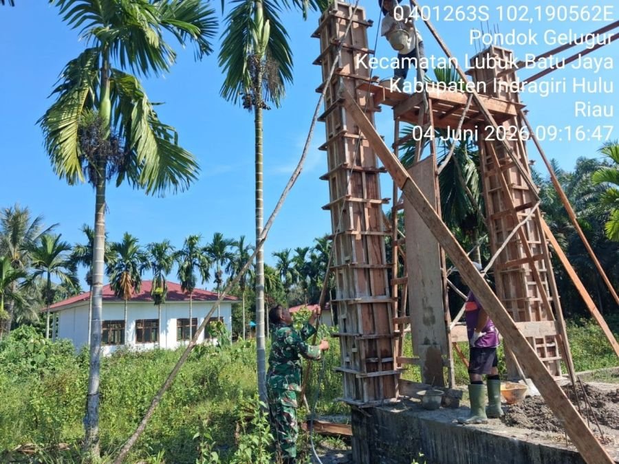 Wujud Kepedulian dan Kemanunggalan, Babinsa Koramil 04/PP Bantu Pengecoran Tiang Masjid Nurul Iman