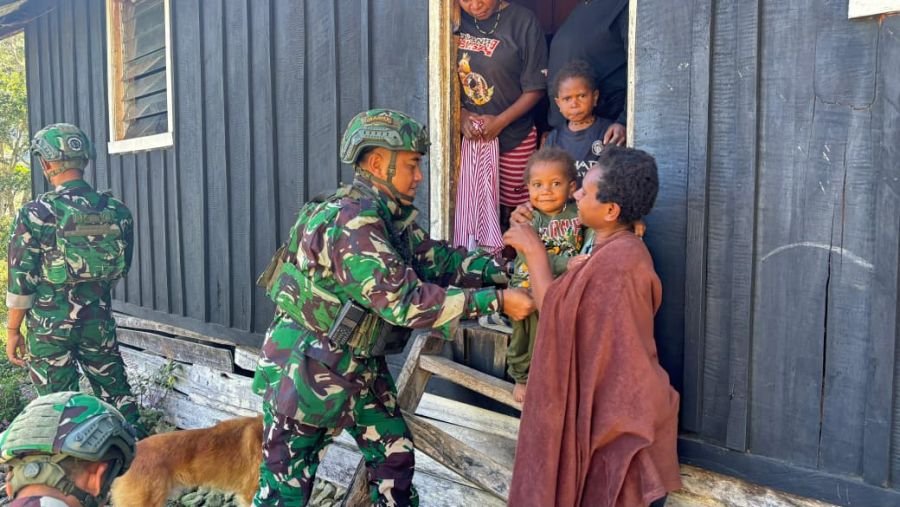 Wujud Kepedulian di Tanah Papua, Satgas Yonif 136/TS Hadir Membawa Kehangatan untuk Warga Ilu