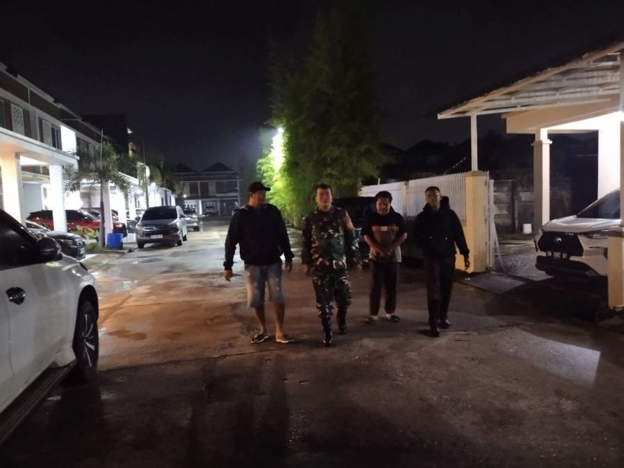Wujud Kepedulian Keamanan, Babinsa Air Hitam dan Pemuda Patroli Malam Bersama