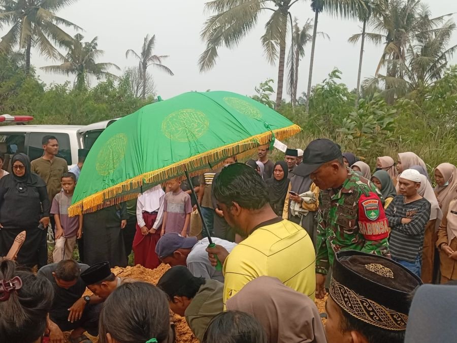 Wujud Kepedulian kepada Warga, Babinsa Agrowisata Hadiri Prosesi Pemakaman