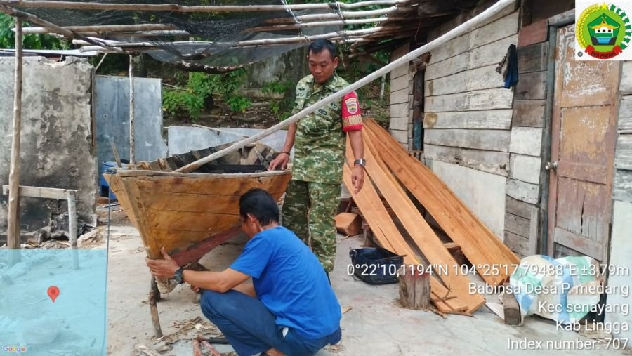 Wujud Kepedulian TNI, Babinsa Bantu Perbaiki Sampan Nelayan Warga Pulau Medang