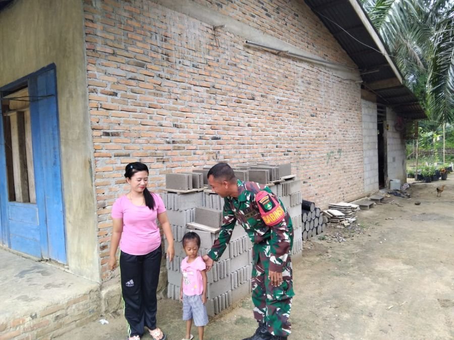 Wujud Kepedulian TNI, Babinsa Koramil 05/Rimba Melintang Cek Kondisi Anak Stunting di Bangko Lestari