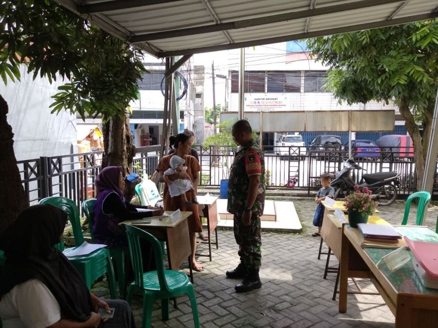 Wujud Kepedulian TNI, Babinsa Sago Dampingi Kegiatan Posyandu Warga