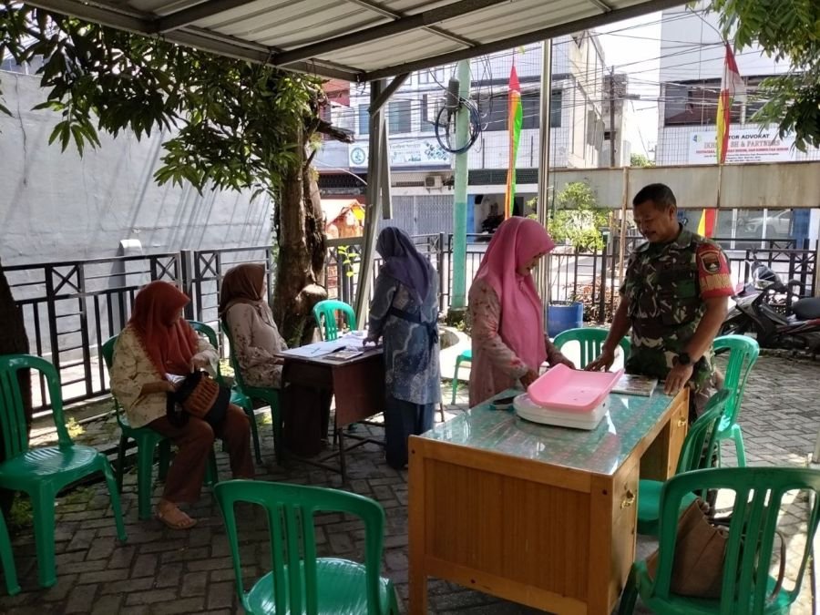 Wujud Kepedulian TNI, Babinsa Sago Dampingi Kegiatan Posyandu Balita dan Lansia
