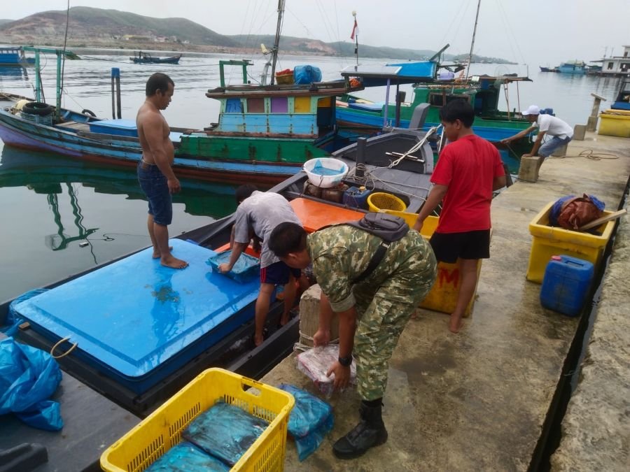 Wujud Kepedulian TNI, Praka I Wayan Bantu Warga Susun Fiber dan Hasil Laut