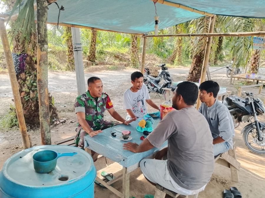 Wujud Nyata Kerja Sama Yang Baik, Babinsa Komsos bersama aparat pemerintah,pemuda dan masyarakat Des