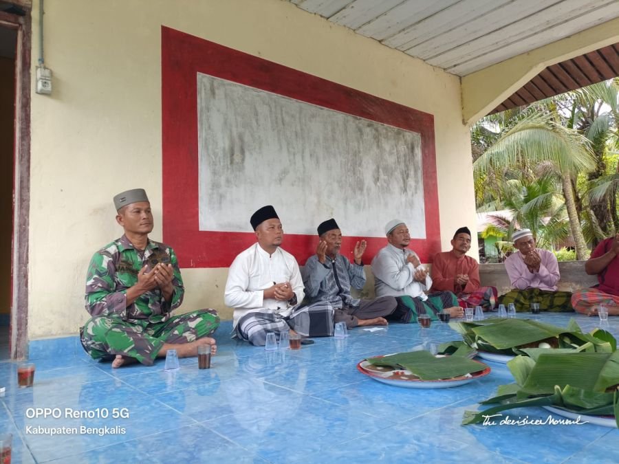 Wujud Penghormatan kepada Pendiri Kampung, Babinsa Hadiri Acara Syukuran dan Doa Bersama.