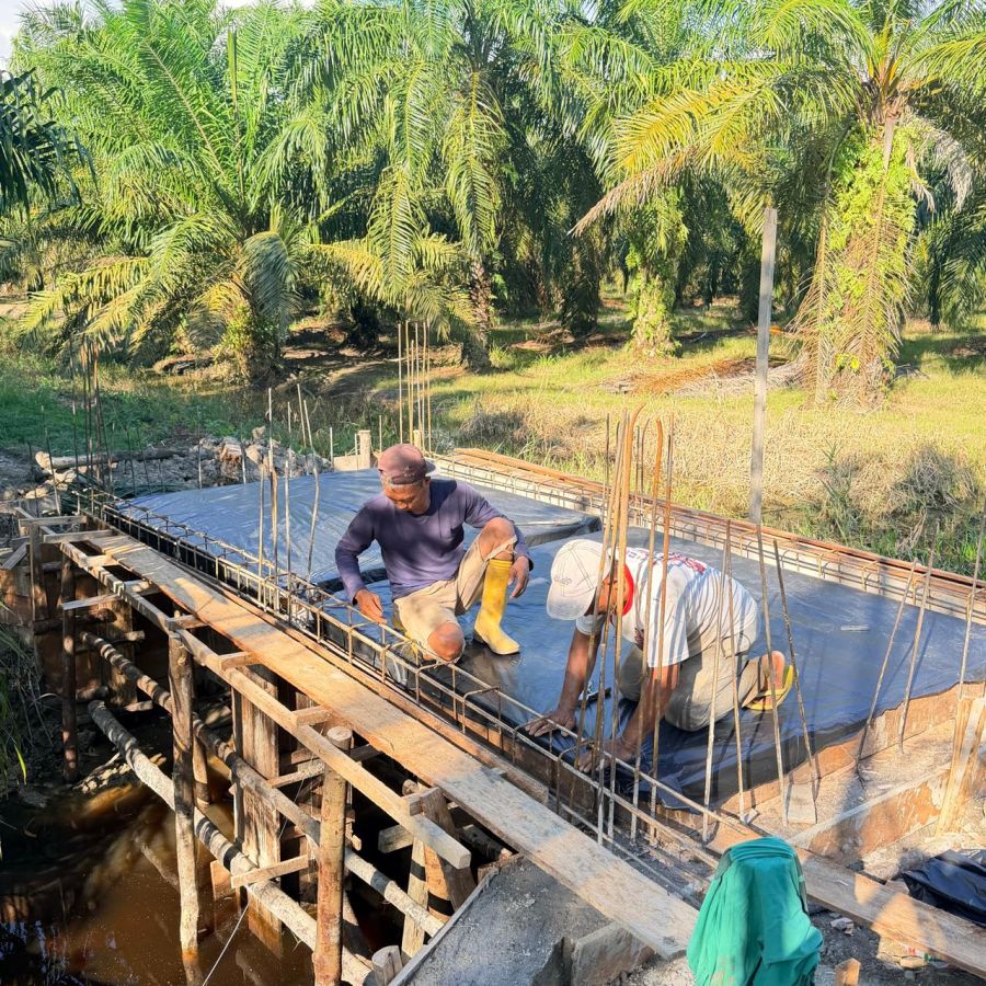 Wujud Sinergi TNI-Rakyat, Serka Agus Trio Kawal Pembangunan Jembatan Garuda di Pekaitan