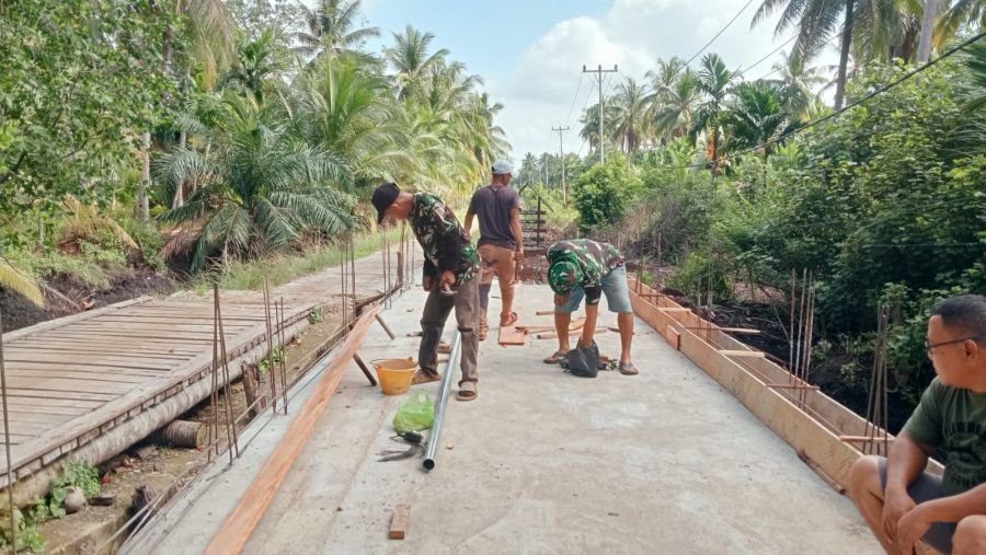Wujud Sinergitas, Babinsa dan Warga Gotong Royong Rakit Besi Buk Sandaran Jembatan Garuda