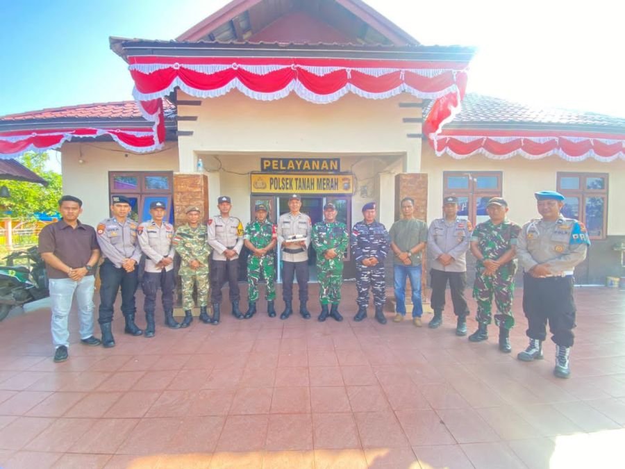 Wujud Sinergitas TNI-Polri, Koramil 02/TM Serahkan Kue HUT Bhayangkara ke-80 di Tanah Merah dan Enok
