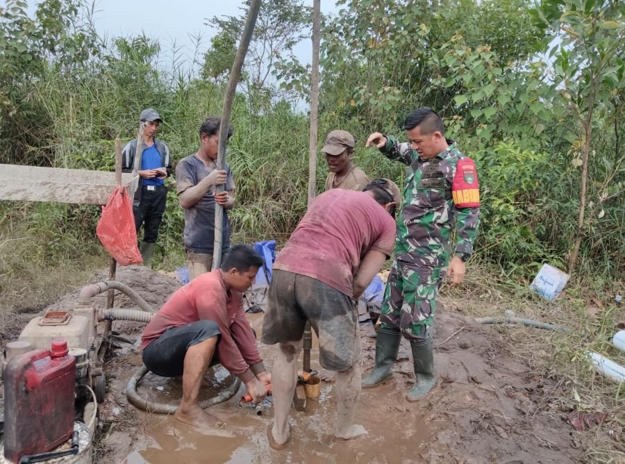 Wujud TNI Manunggal dengan Rakyat, Babinsa Sukajadi Bantu Pembuatan Sumur Bor