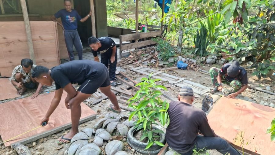 Wujudkan Akses Lancar, Babinsa Koramil 02/TM Turun Langsung Buat Mall Jembatan Garuda