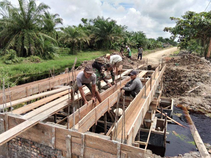 Wujudkan Akses Transportasi Layak, Serma Windi Aryono Bersama Warga Gesit Bangun Jembatan Garuda
