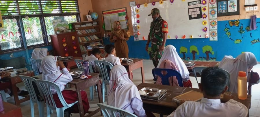 Wujudkan Generasi Sehat dan Berkualitas, Babinsa Merbau Dukung Operasional SPPG