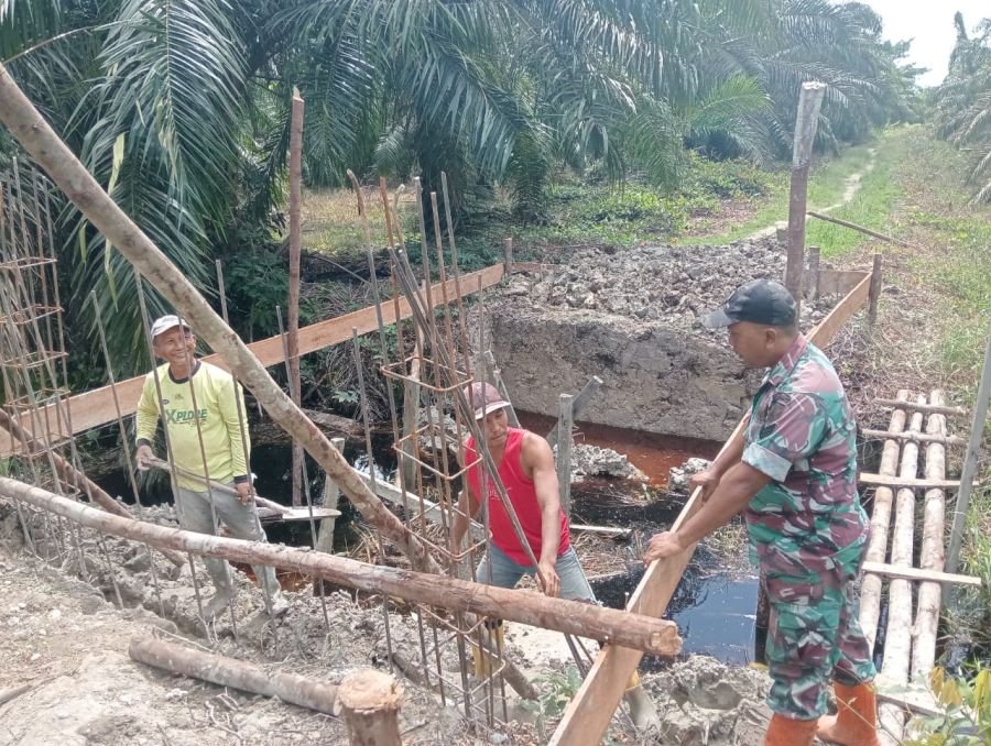 Wujudkan Impian Warga, Koramil 01/Bangko Kebut Pembangunan Jembatan Garuda di Pekaitan