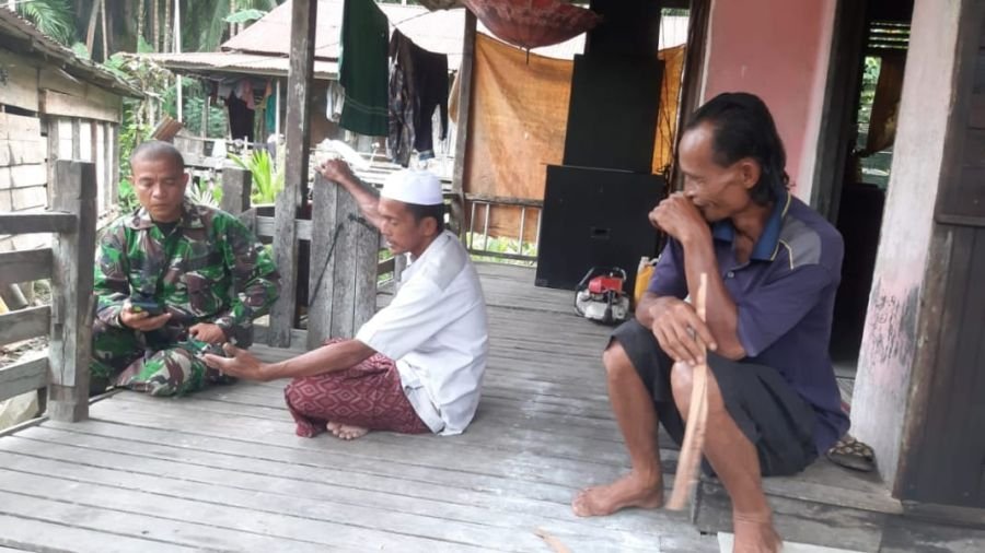 Wujudkan Keamanan Lingkungan, Babinsa Koramil 07/Reteh Aktif Komsos di Benteng