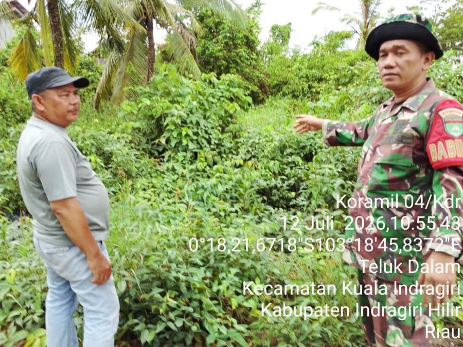 Wujudkan Kebersamaan, Babinsa 04/Kuindra Ajak Warga Teluk Dalam Patroli Cegah Karhutla