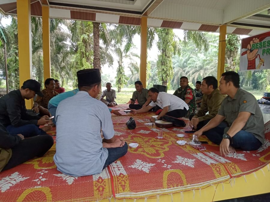 Wujudkan Kebersamaan, Babinsa Koramil 09/Kemuning Aktif Komsos dan pengawasan SDM di Petalongan
