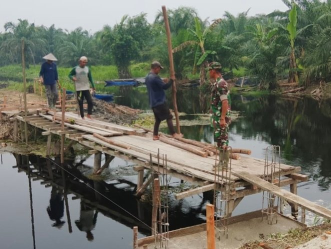 Wujudkan Kemanunggalan, Babinsa Bersama Warga Pekaitan Gontong Royong Bangun Jembatan Garuda