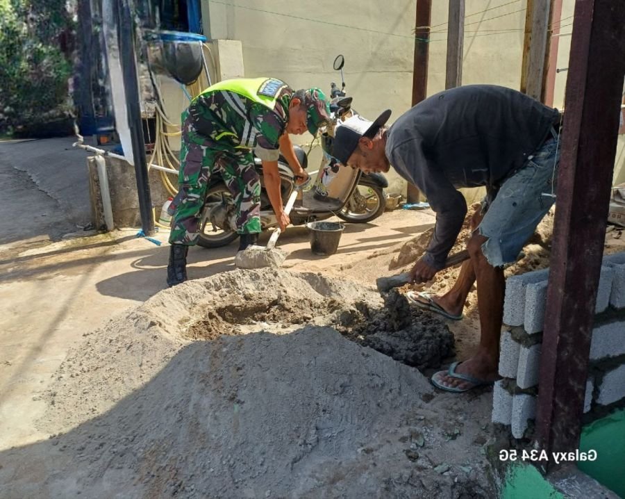 Wujudkan Kepedulian Terhadap Warga, Serka Efison Bantu Pembangunan Rumah di Desa Pasar Inuman