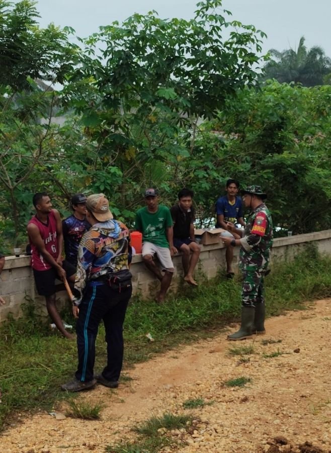 Wujudkan Lingkungan Aman dan Kondusif, Babinsa Rutin Komsos Bersama Warga
