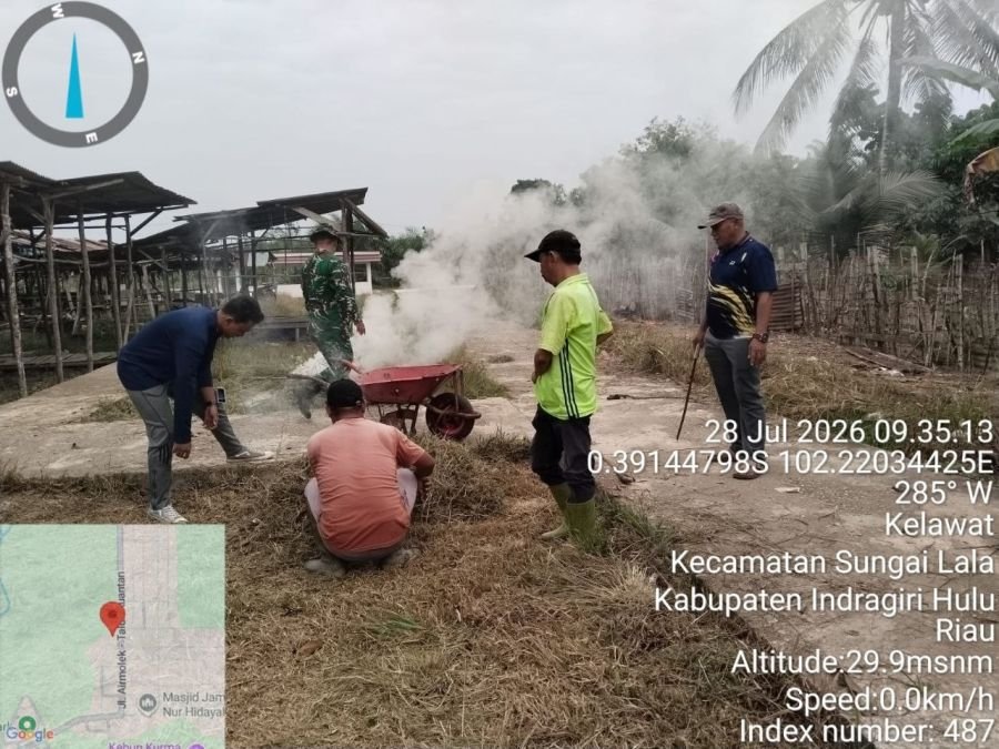 Wujudkan Lingkungan Bersih, Babinsa Koramil 04/Pasir Penyu Bersama Warga Bersihkan Pasar Tradisional