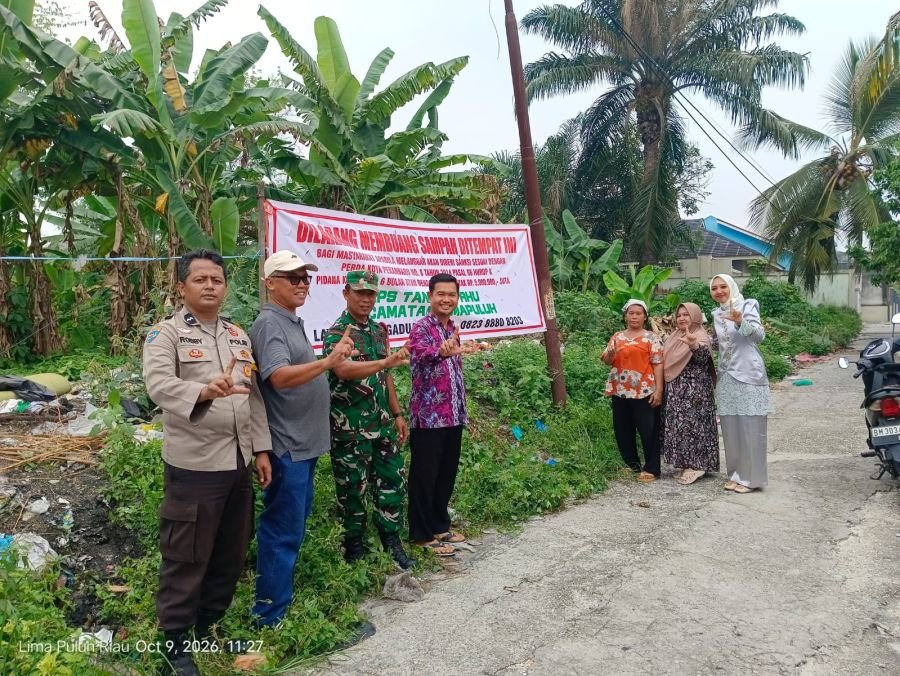 Wujudkan Lingkungan Bersih dan Sehat, Babinsa Koramil 04/Lph Ajak Warga Tanjung Rhu Peduli Sampah