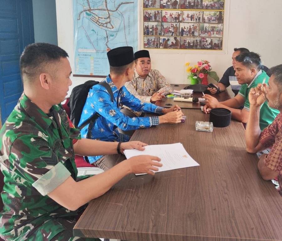 Wujudkan Suasana Kebersamaan, Babinsa Koramil 07/Kampar Komsos dengan Aparat Pemerintah