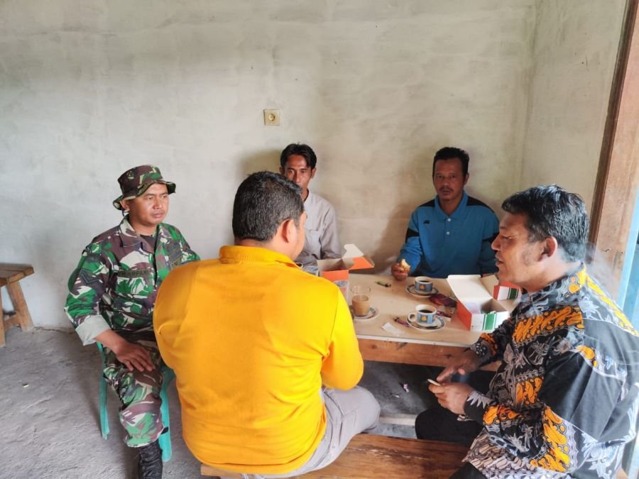 Wujudkan Suasana Kebersamaan, Babinsa Koramil 07/Kampar Komsos dengan Aparat Pemerintah