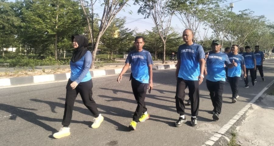 Wujudkan TNI PRIMA, Personel Koramil 01/Bangko Rutin Olahraga di Wilayah