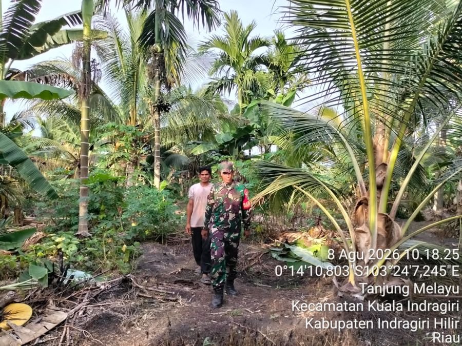 Wujudkan Wilayah Aman, Babinsa 04/Kuindra Patroli Tapal Batas Bersama Masyarakat