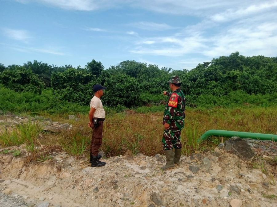 Wujudkan Wilayah Bebas Karhutla, Babinsa Tenayan Raya Aktif Lakukan Patroli
