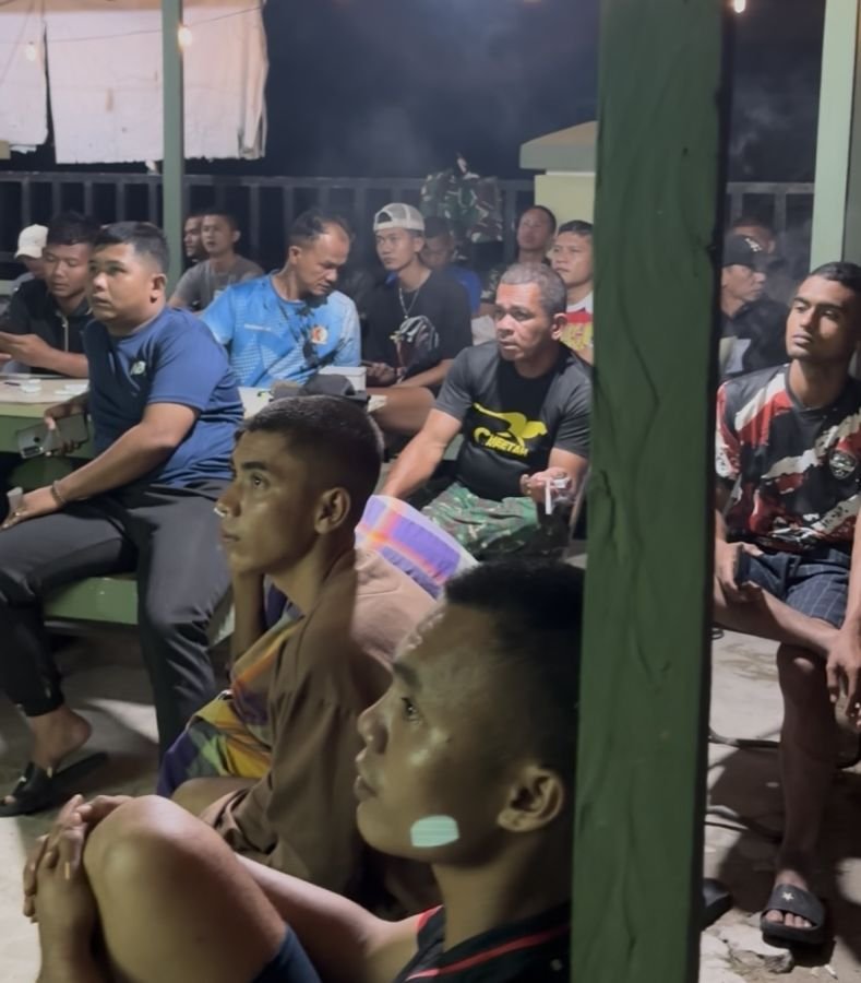 Yon Komposit 1 Gardapati Gelar Nobar Bersama Warga Spempang