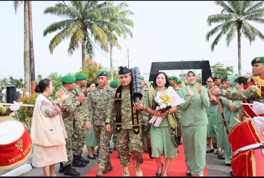 Yonif 132/Bima Sakti melaksanakan tradisi penyambutan pejabat Komandan Batalyon Infanteri 132/BS
