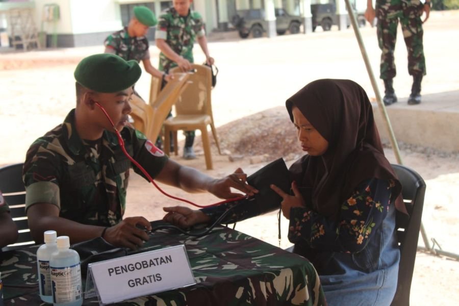 Yonif TP 849/Beladau Sakti Bantu Masyarakat Lingga Lewat Aksi Pengecekan Kesehatan Gratis
