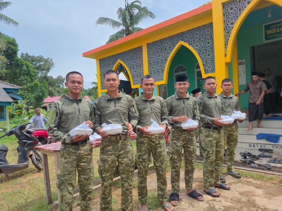 Yonif TP 849/Beladau Sakti Gelar Jum’at Berkah, Bagikan Makanan kepada Masyarakat di Lingga