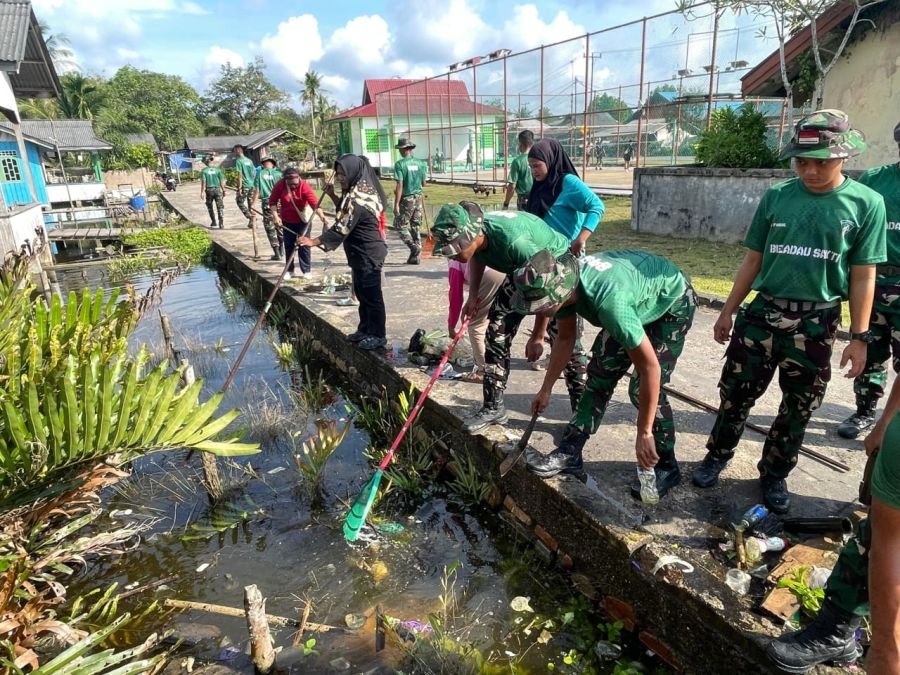 Yonif TP 849/Beladau Sakti Gelar Karya Bhakti Bersama Masyarakat Desa Musai