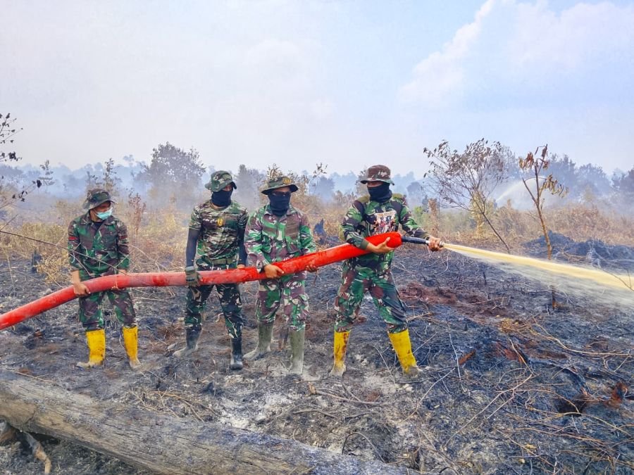 Yonif TP 850/SC Bergerak Cepat Tangani Karhutla di Indragiri Hulu