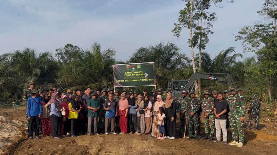 Yonif TP 850/SC Bersama Warga Gelar Karya Bhakti